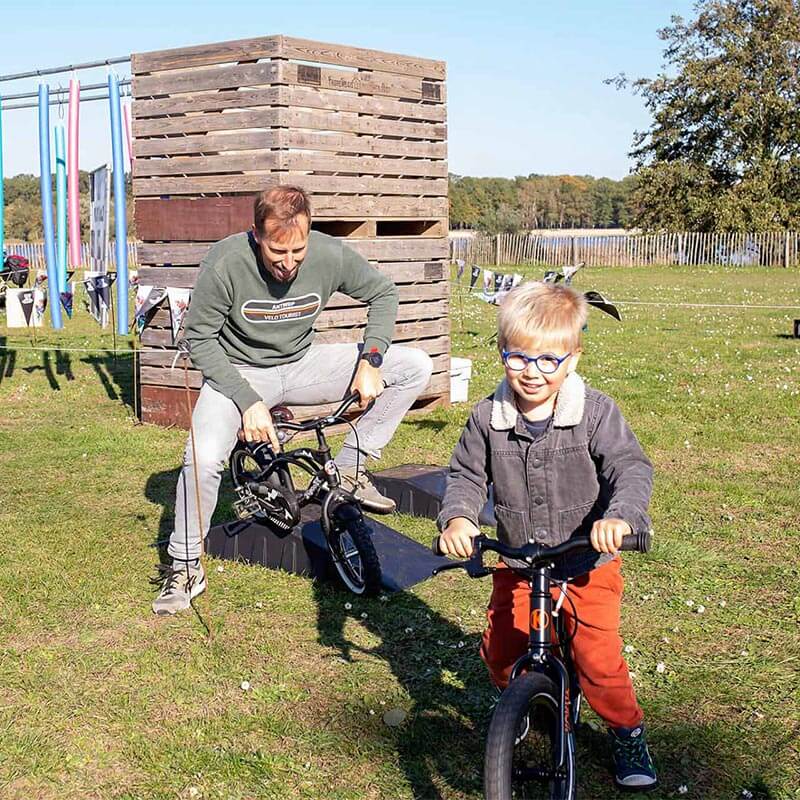 Kinderactiviteiten op de loopfiets en gewone fiets